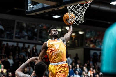 VICTOR BAILEY: Im Hinspiel eher unglücklich, im Rückspiel mit großer Last auf den Schultern. Bailey musste in Chemnitz als einziger Pointguard meist den Ball bringen. Diese Last knallte er sich in der Anfangsphase mit zwei Dunkings förmlich weg, machte danach ein gutes Spiel. Das Niveau der Champions League erreicht der aus der zweiten Liga gekommene Profi aber noch nicht ganz. In der Bundesliga wird er aber ganz bestimmt noch viel Freude bereiten. Note: 2-.