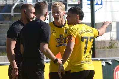 Auerbachs Torschütze Max Roscher (Dritter von links) bekommt hier die Gelb-Rote Karte vom Schiedsrichter nach einer Abseitsreklamation gezeigt. Rechts daneben vermittelt Kapitän Amer Kadric.