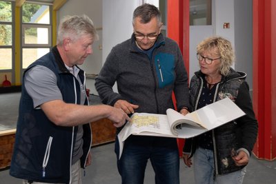 Unter anderem wegen erhöhter Radonwerte ist die Kita „Kleine Silberlinge“ in Frohnau gerade Baustelle. Malermeister Andreas Seltmann, Frank Seidel aus der Stadtverwaltung und Kitaleiterin Steffi Köhler (v. l.) während einer Bauberatung.