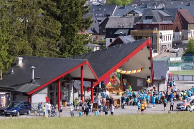 An der Freilichtbühne in Oberwiesenthal geht es am Sonnabend hoch her.