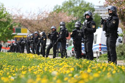 Polizisten sichern eine Demonstration ab.