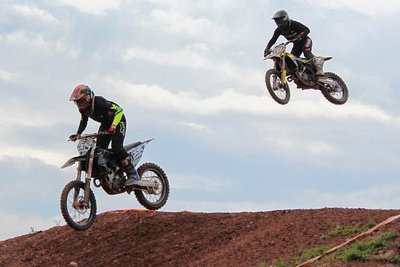 Lange Zeit klebte Tony Winkler (r.) im zweiten Lauf am Hinterrad von Valentin Barth. Überholen konnte er ihn zwar nicht, dafür stand der MSV-Pilot am Ende am Ende über ihm auf dem Treppchen. 