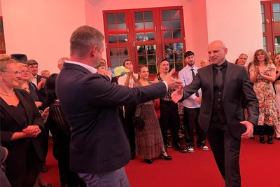 Glückwunsch vom Generalintendanten Dirk Löschner für den Regisseur und Choreografen Sergei Vanaev.