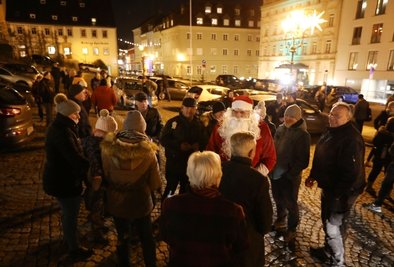 Eine Gruppe von Personen hatte sich am Montagabend in Hohenstein-Ernstthal um einen als Weihnachtsmann verkleideten Mann auf dem Altmarkt versammelt. Die Polizei griff ein. 