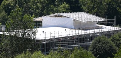 Komplett eingerüstet ist derzeit das Finanzamt in Schwarzenberg.