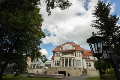 In der Baldauf-Villa gibt es eine neue Veranstaltung unter dem Titel „Afterwork & Paint – ein kreativer Feierabend“.