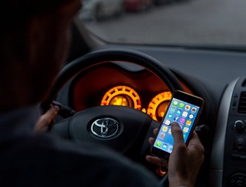 Knapp 190-mal Handy in der Hand, nicht angeschnallt oder nicht ausreichend gesichert: Das ist das Ergebnis von Kontrollen, die Beamte der Polizeidirektion Zwickau zwischen dem 13. und dem 19. Juli in allen Revierbereichen der Landkreise Vogtland und Zwickau durchgeführt haben.