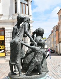 Den Klatschweiberbrunnen an der Giebelseite des Rathauses schuf Gottfried Kohl 1979. 