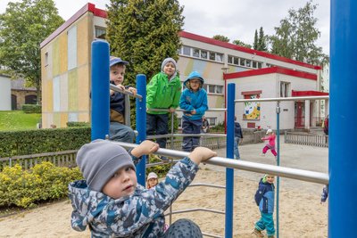 Am Pöhlberg haben die „Kleinen Silberlinge“ ihre eigenen Räume bekommen. Im Garten treffen sie aber auch mit den „Pöhlbergzwergen“ zusammen.