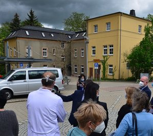 Die zwei Gebäude, in denen ein Großteil der Verwaltung sitzt und eine Cafeteria auf Gäste wartet, sind in die Jahre gekommen. Beide Häuser werden abgerissen. Hier entsteht die neue Rettungswache.