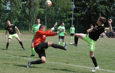 Der Langhennersdorfer Nico Kindler (r.), hier im Duell mit dem Claußnitzer Torwart Silvio Weber, machte mit seinem Treffer zum 4:0 kurz vor der Pause schon alles klar im zweiten Halbfinalspiel. 
