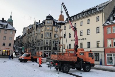 Die Annaberger Marktpyramide wird am Donnerstagmorgen für den späteren Abtransport vorbereitet. Sie hängt am Haken. 