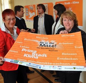
              <p class="artikelinhalt">Margit Enke von der TU Bergakademie und Rita Fleischer von der IHK Leipzig präsentierten am Montag im Schloss Freudenstein das Siegerplakat für die diesjährige City-Offensive Sachsen. </p>
            