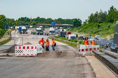 Offene Gruben werden bis August betoniert und asphaltiert.