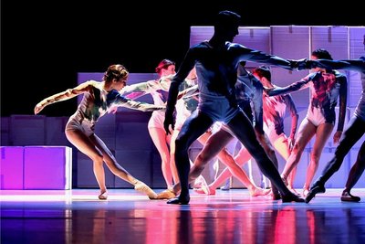 Zu selten tanzen, wie hier, die Farben im Ballettstück "Wieso ist die Nase blau?", das am Freitag in Chemnitz uraufgeführt wurde.