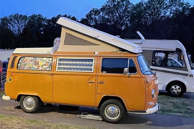 Oldtimer-Bulli auf Campingplatz Lisebergsbyn: Camping war früher schon cool. 