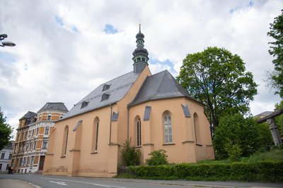 Die Katharinenkirche in Oelsnitz. Dort wird die Ausstellung über die Karriere von Sängerin Stefanie Hertel unter dem Motto „40 Jahre, Musik, Heimat, Rampenlicht“ zu sehen sein.