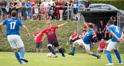 Großer Pokalfight vor stattlicher Kulisse: Mehr als 500 Zuschauer sahen am Pfingstmontag das Pokal-Halbfinale zwischen der LSV Großhartmannsdorf, hier mit Timmy Juchler (r.), und dem TSV Großwaltersdorf/Eppendorf mit Marc Schreiber (am Ball). 