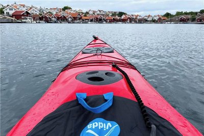 Kajaktour unweit des Campingplatzes Johannesvik: Fast jedes Haus am Wasser hat einen Bootssteg.