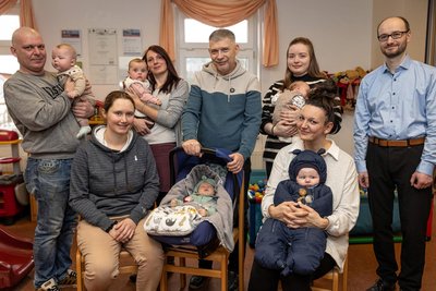 Im Thumer Freizeit- und Familienzentrum wurden die Neugeborenen im Beisein von Bürgermeister Thomas Mauersberger (rechts) begrüßt.