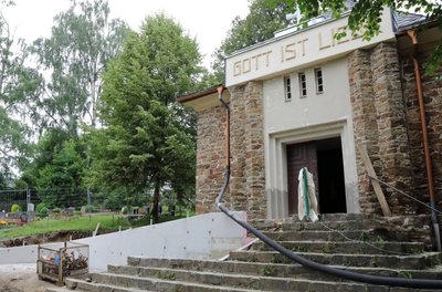 Derzeit wird die alte Friedhofskapelle in Raschau saniert. Eine Rampe soll den Zugang erleichtern.
