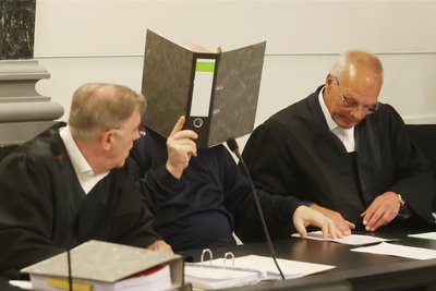 Der Angeklagte (Mitte) mit seinen Verteidigern Udo Freier (links) und Herbert Posner. Der Plauener soll seine Ehefrau in der vormals gemeinsamen Wohnung mit einer Armbrust attackiert und dabei auf ihren Kopf geschossen haben.