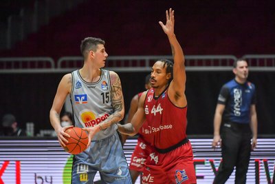 Sie waren keine Freunde: Darion Atkins und Crailsheims Bogdan Radosavljevic in der Saison 2021/22.