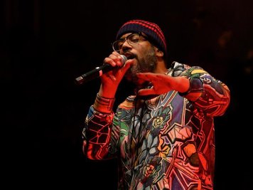  
          Samy Deluxe setzt sich gegen Rassismus ein.