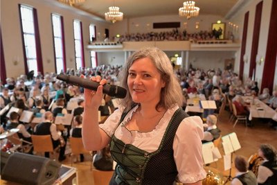 Claudia Frank gehört seit 2007 als Sängerin zu den Oelsnitzer Blasmusikanten.