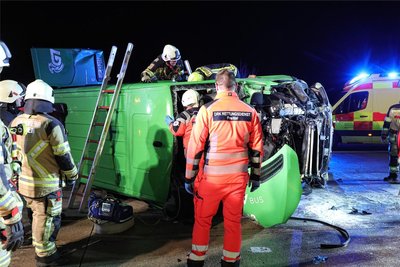 Bei einem Unfall auf der Autobahn bei Nossen wurden in der Nacht neun Menschen verletzt.