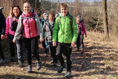 Auch die 16-jährige Emma Drechsel und ihr 13-jähriger Bruder Emil haben beim Wandern ihre Freude.