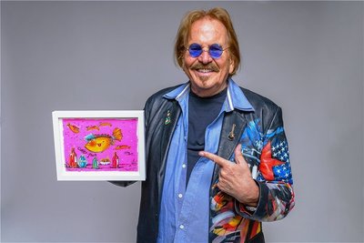 Musiker Frank Zander mit Kunstwerk: einfach mal ausprobieren. 