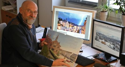 Andreas Tittmann mit seinem Hohenstein-Ernstthal-Fotokalender 2022 und Motiven daraus. 