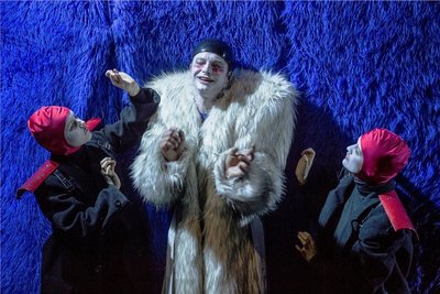 Aline Beetschen (Argatiphontidas), Sven Zinkan (Amphitryon) und Edith Kaupp Rivadeneira (Polides) in der Molière-Komödie "Amphitryon". 