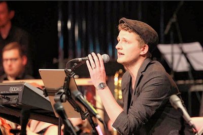 Robert Pfretzschner brachte in Erinnerung an seinen am 13. Mai 2022 verstorbenen Vater Philharmonic Rock ins Neuberinhaus zurück.