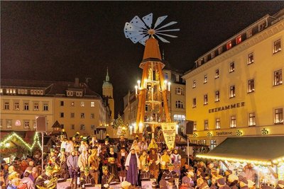 Jeweils am Freitag vorm 1. Advent wird die Annaberger Marktpyramide gemeinschaftlich angeschoben. Hier ein Bild aus dem vergangenen Jahr.