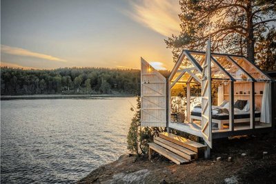 Schöner Sterne gucken: Glashaus an einem See in der Provinz Dalsland. 
