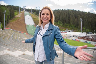 Sängerin Stefanie Hertel in der Vogtland-Arena in Klingenthal. Hier findet das große Jubiläums-Open-Air anlässlich ihre 40-jährigen Karriere statt.