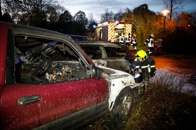 Ein Toyota ist auf dem Parkplatz des Wasserschlosses aus bisher ungeklärter Ursache in Brand geraten.