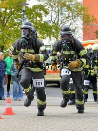 Zusammen mit seinem Kollegen Christian Grüner startet Ingo Blut bei Feuerwehrläufen in voller Montur, wie hier in Reichenbach. 