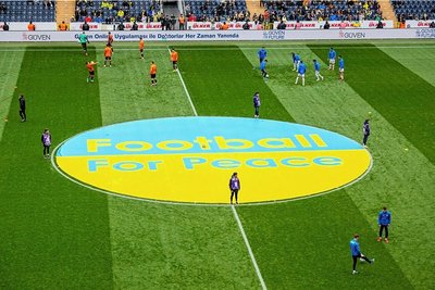 Bei einem Freundschaftsspiel in der Türkei zwischen Fenerbahce und Schachtar Donezk zeigten beide Teams Flagge für Frieden in der Ukraine. 