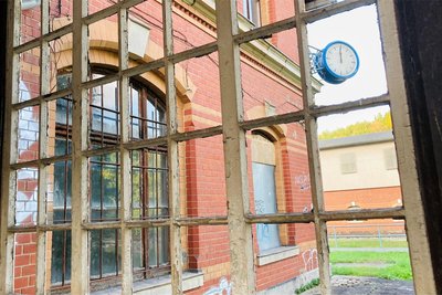 Der Zahn der Zeit nagt unerbittlich an dem Bahnhofsgebäude in Bad Schlema. Nun soll sich etwas tun.