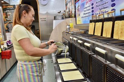Katrin Walther beim Befüllen der Waffeleisen.