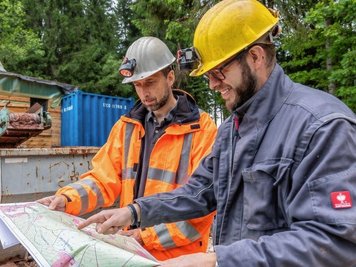 Dirk Nötzold (links) ist für den Altbergbau Querschlag 2 federführend. Das Foto entstand im vergangenen Jahr bei der Sanierung eines Altstandortes in Bad Reiboldsgrün mit Planer Nick Leißring. 