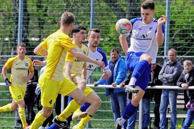 Keine Gefahr für die Konzentration auf die anstehenden Spiele in der Fußball-Landesliga sei die für den 28. Mai angesetzte Freundschaftspartie gegen den Drittligisten FC Erzgebirge Aue, da ist sich Karsten Oswald, Trainer des VfB Empor Glauchau, sicher. "Aue ist nur ein Zubrot. Das ist ein tolles Event für den ganzen Verein VfB Empor Glauchau. Der Fokus der Mannschaft liegt aber voll und ganz auf den Punktspielen", sagt der 47-Jährige. Das Team - im Bild mit Marius Bernhardt (rechts) in Aktion - sei unglaublich ehrgeizig und wolle aus den verbleibenden Partien das Maximum an Zählern herausholen. Als nächster Gegner schlägt am Sonntag ab 14 Uhr der BSC Rapid Chemnitz (12. Platz/21 Punkte) im Sportpark an der Meeraner Straße beim VfB Empor Glauchau (4./46) auf. "Wir haben noch ein, zwei Spieler, die etwas kränkeln und bei denen wir schauen müssen, wie es ihnen zum Wochenende hin geht", sagt Oswald. Gleiches gilt für Michael Groß, der sich vor knapp drei Wochen eine Muskelverletzung zugezogen hatte. "Vielleicht ist er wieder fit, aber im Zweifel gehen wir da kein Risiko ein", so Oswald. Definitiv ausfallen wird Tony Thiam, der jüngst seine fünfte gelbe Karte kassierte. ewer