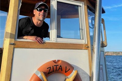 Kapitän Karlsson fährt seit 30 Jahren zur See. Sein Kutter heißt "Zita V". 