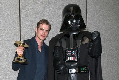 Die Macht ist stark in der Familie Skywalker, sowohl bei Anakin (Hayden Christensen, links, später Darth Vader, rechts) als auch bei dessen Kindern Luke und Leia. Und das alles wegen des Midichlorianer-Werts. Was hat es da mit dem Skywalker-Hasch auf sich?