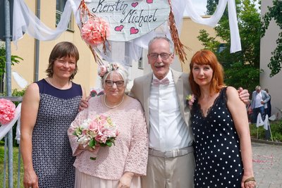 Kerstin und Michael Kirrbach mit den Betreuerinnen Nicole Bräutigam (r.) und Annegret Hertel.