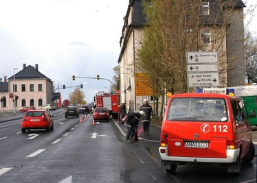 
              <p class="artikelinhalt">Einsatz der Stadtfeuerwehr Annaberg-Buchholz an der Feldschlößchenkreuzung: In den Häusern Adam-Ries-Straße 38 und 40 waren zum wiederholten Male die Keller durch Abwasser-Rückstau überflutet. Sie mussten leer gepumpt werden.</p>
            