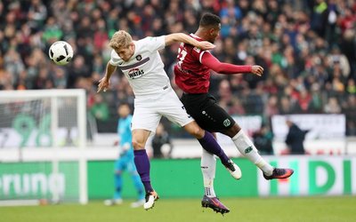Sebastian Hertner (Aue) behauptet sich gegen Noah Joel Sarenren Bazee (Hannover).